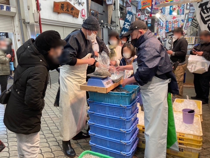 イカナゴを販売する鮮魚店