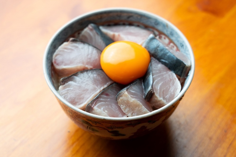 浦サワラの藁焼きを使用した丼