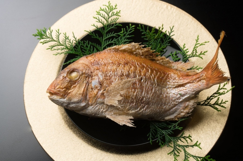 鯛の姿焼きがお皿にのっている