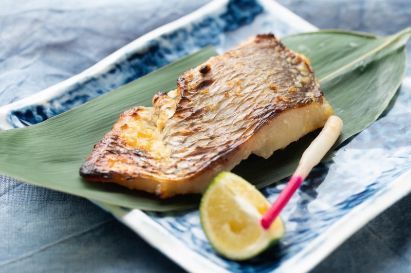 焼鯛の切身がお皿にのっている