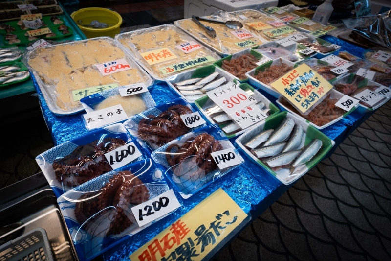 店先に鮮魚が並んでいる