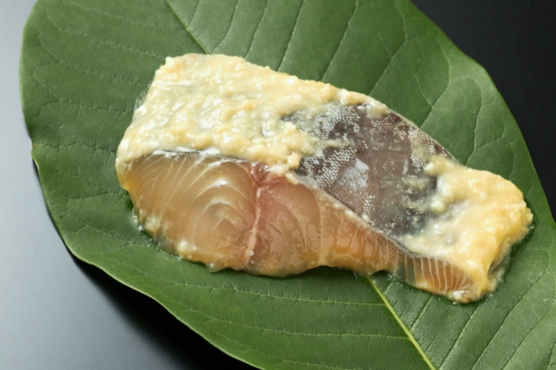 葉っぱの上に乗ったサワラの味噌漬