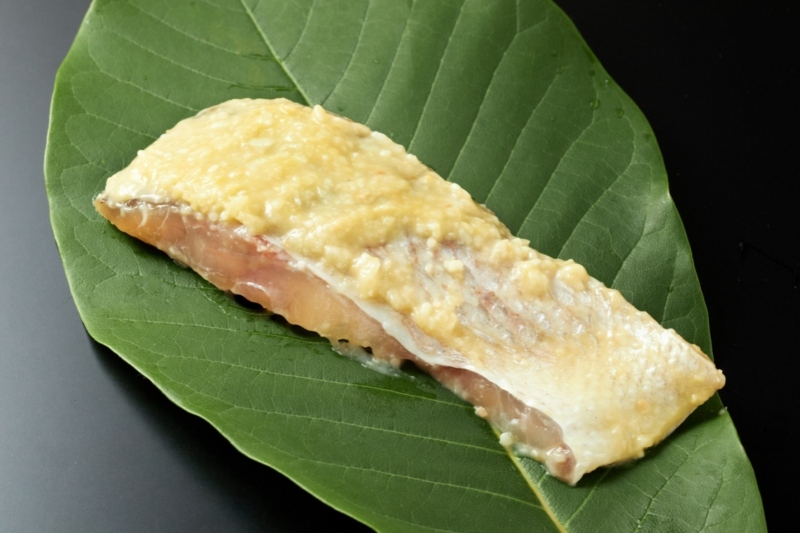 葉っぱの上に乗った鯛の味噌漬