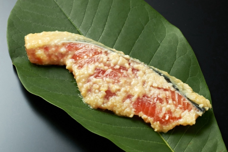 葉っぱの上に乗ったサーモンの味噌漬