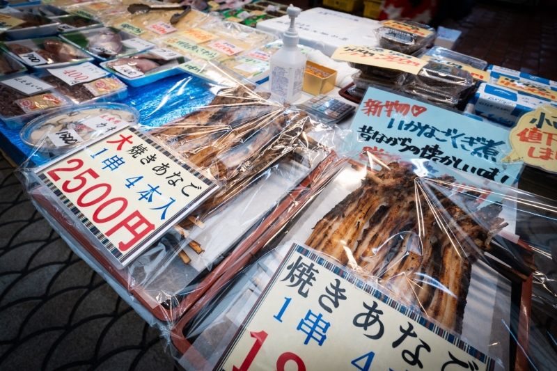 店先に焼穴子が並んでいる