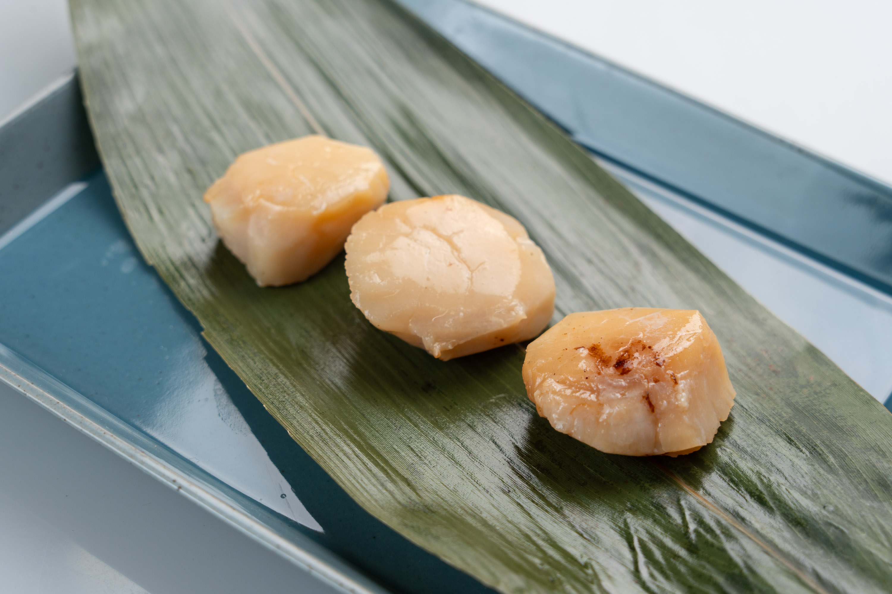 温めて皿にのせたホタテの味噌漬