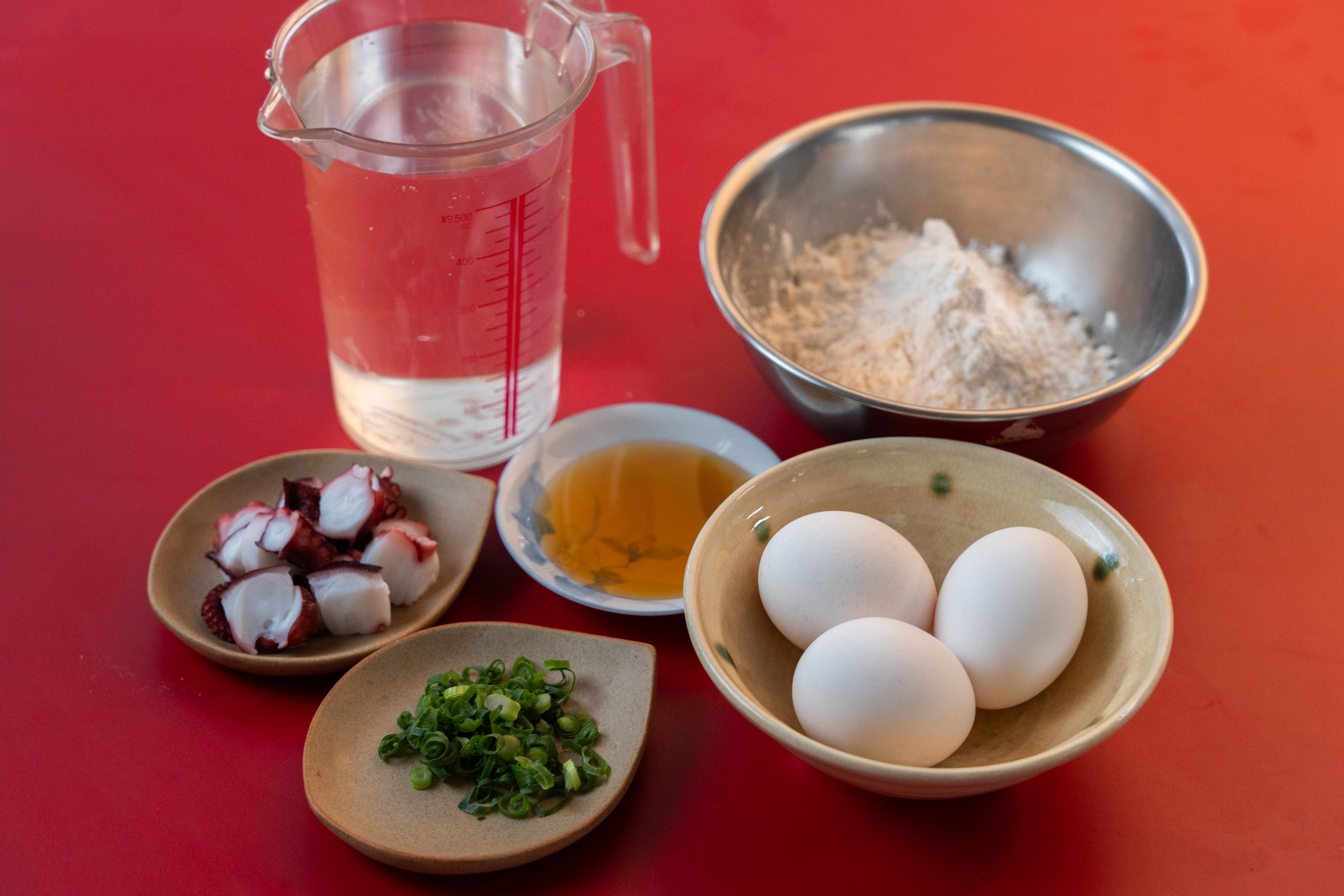 明石焼をつくる材料を並べている