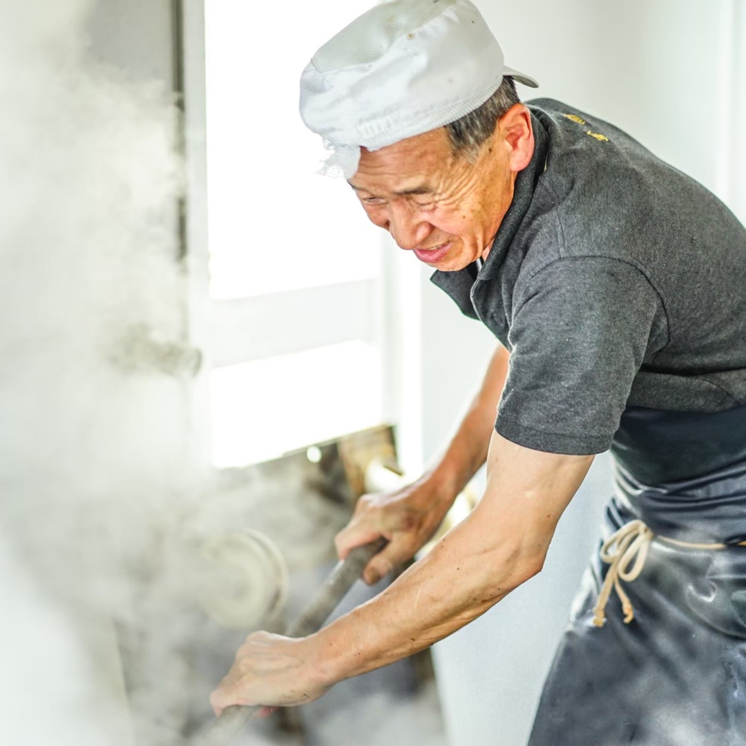 男性がたこを湯がいている