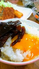 わかめ煮とごはんと卵