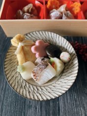 小皿に乗った鯛しゃぶ具材
