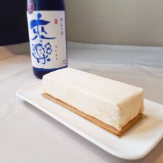 皿に乗った酒蔵チーズテリーヌ・来楽