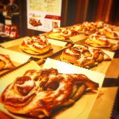 並べられた明石鯛パイ