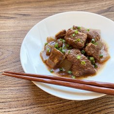 盛り付けられた 神戸牛の牛すじ煮込み2