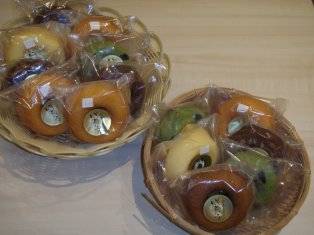 ザルの上に乗った和菓子屋の焼どーなつ