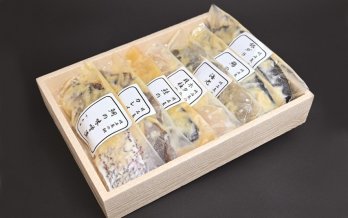 箱に入った生の海の幸味噌漬７種