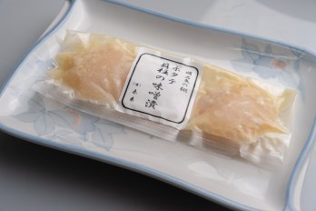 皿にのせた個包装のホタテの味噌漬