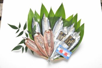 ザルに盛られたさんまの開き干し