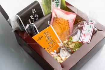 あ菓子かしの箱をあけたところ