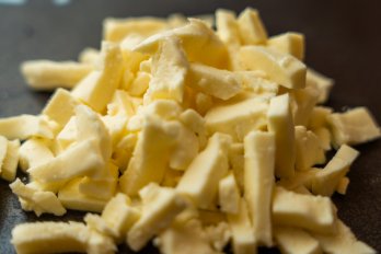 原材料のチーズが盛られている