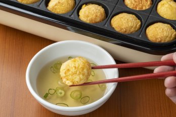 だし汁に浸される明石焼
