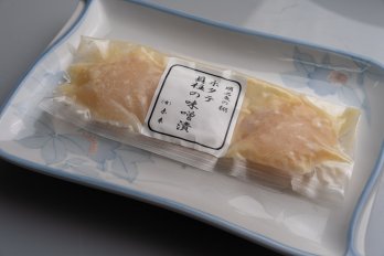 皿にのせた個包装のホタテ貝柱の味噌漬