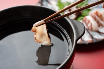 鍋につけられているタコの切り身