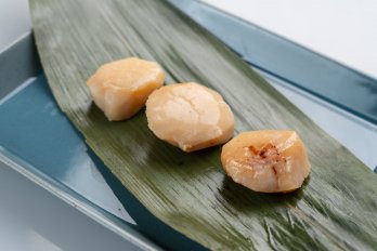 温めて皿にのせたホタテの味噌漬