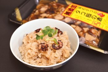 お茶碗によそった明石ダコのタコ飯